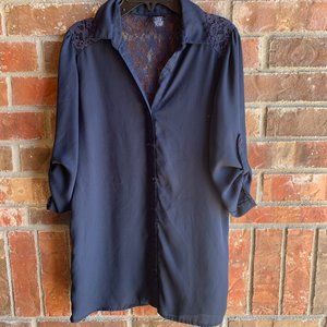 JUNIORS - sz Sm RUE 21 button down navy shirt, lacy back, 3/4 sleeves, long back